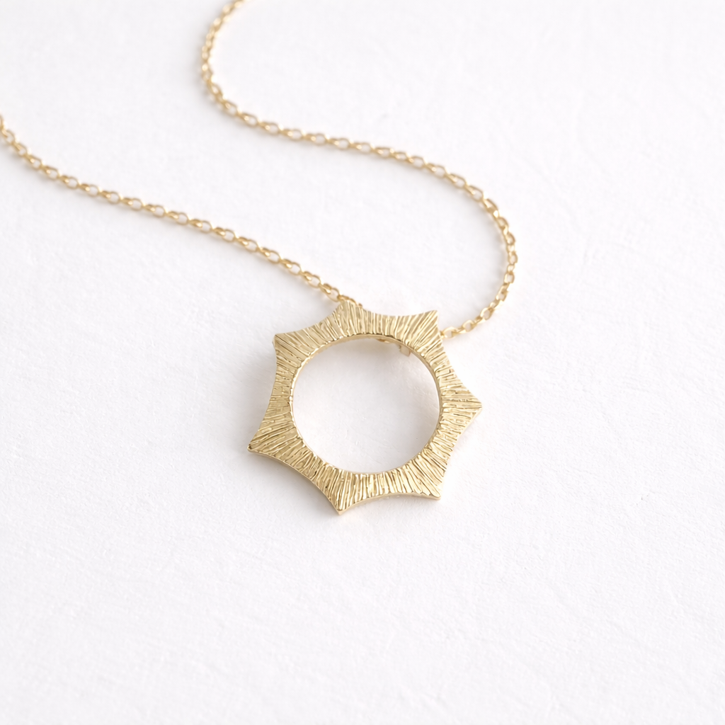 Ériu | 9ct Solid Gold Pendant Large