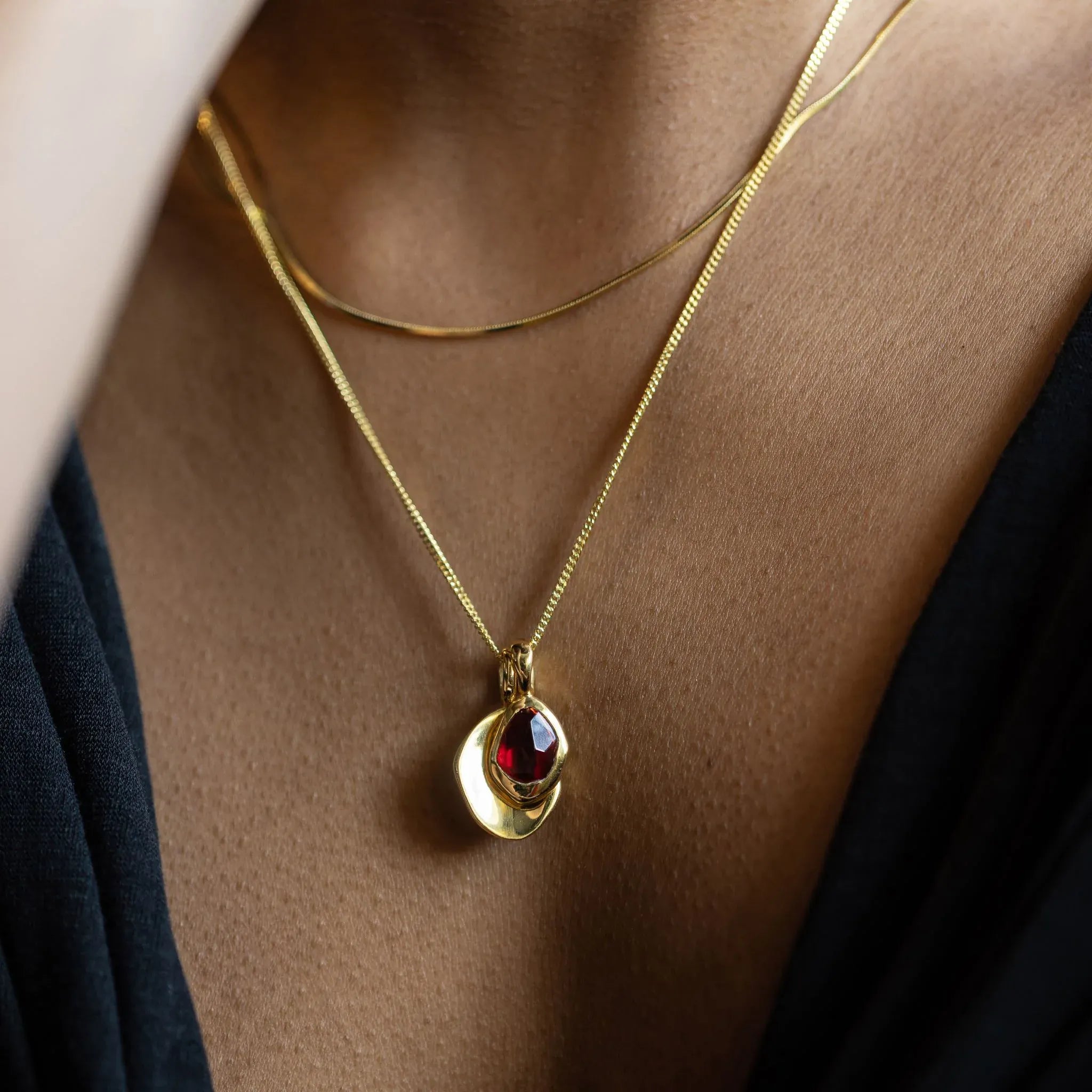 Juvi Garnet Gold Verm. | Pebble Charm Necklace