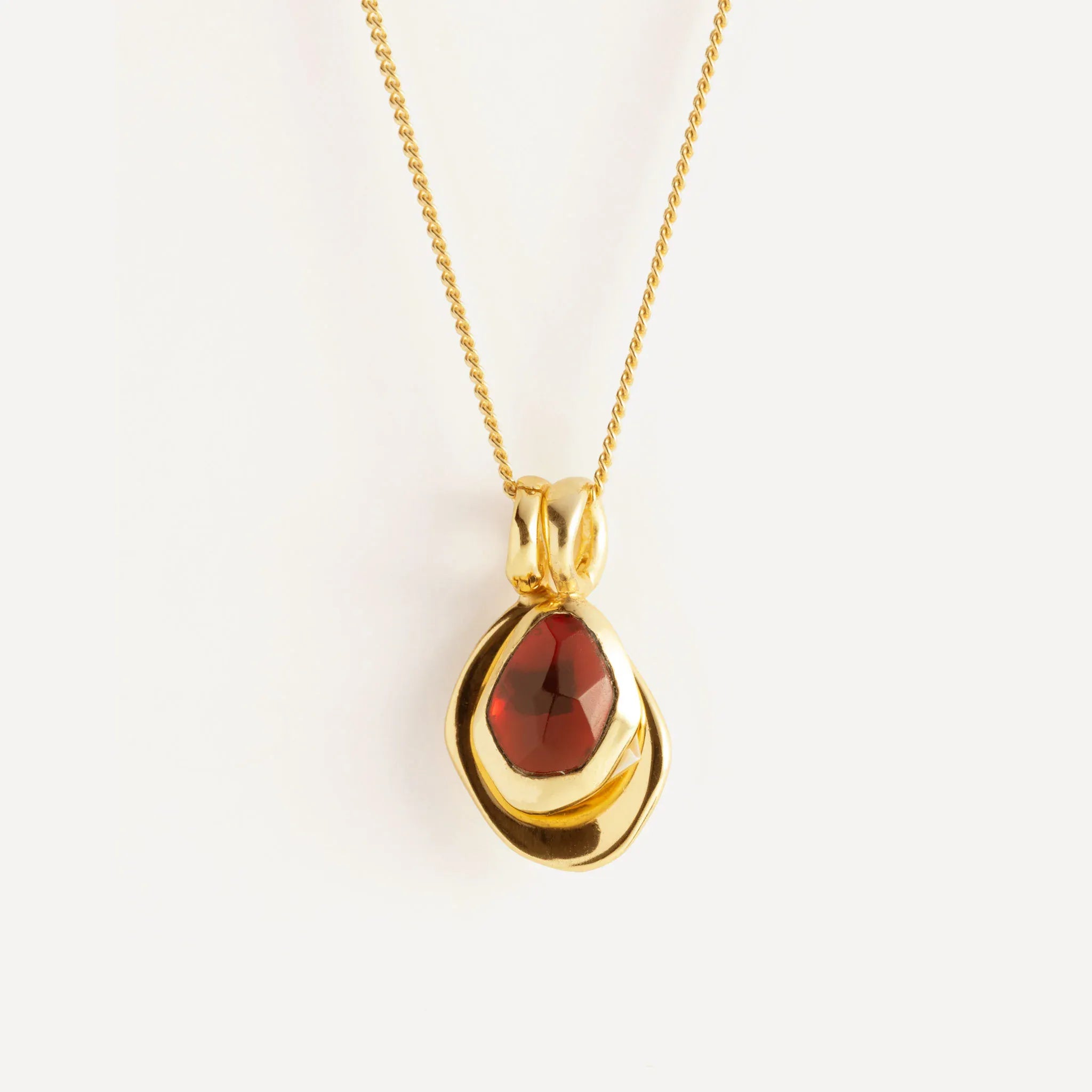 Juvi Garnet Gold Verm. | Pebble Charm Necklace