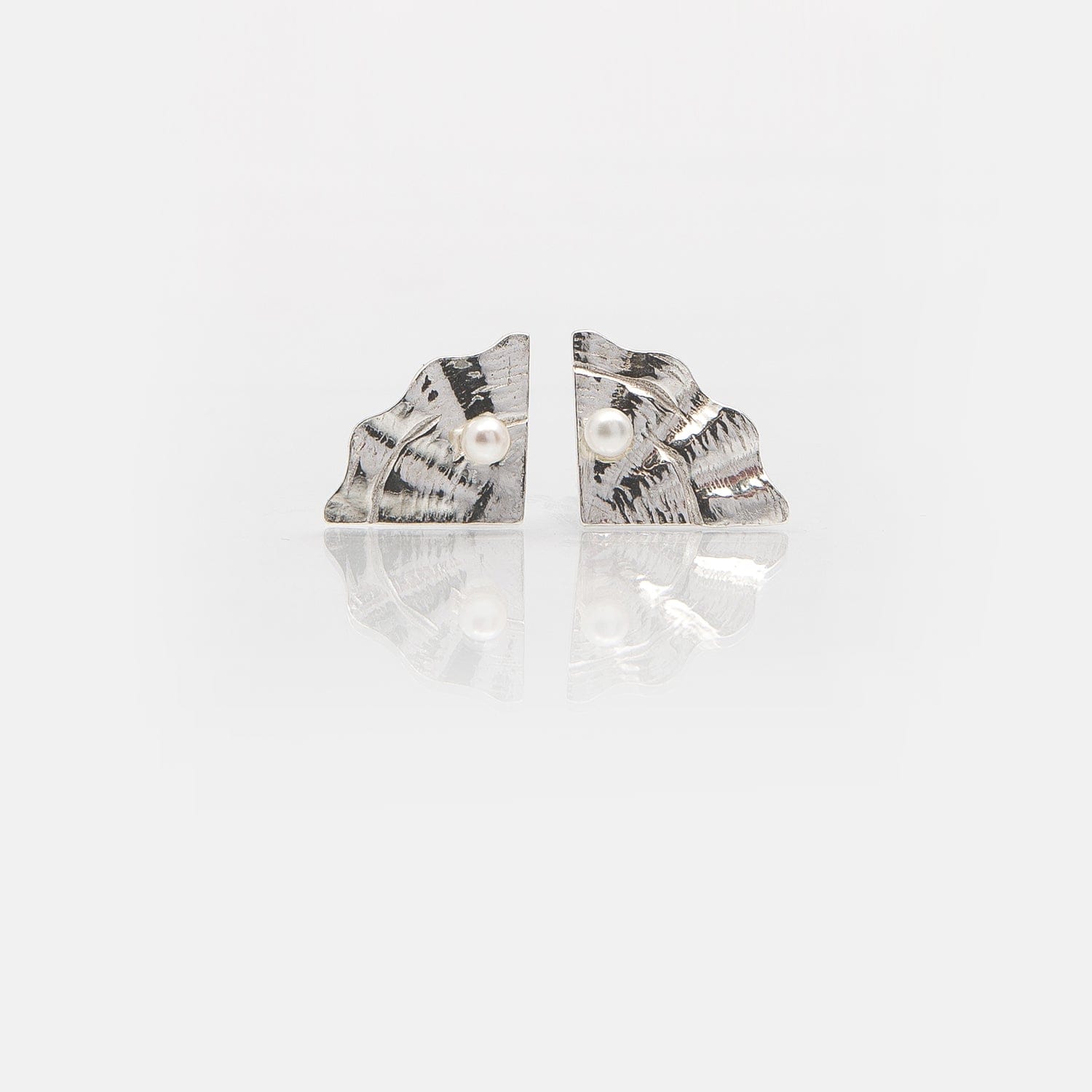 Martina Hamilton Earrings Shore | Sterling Silver and Pearl Stud Earrings